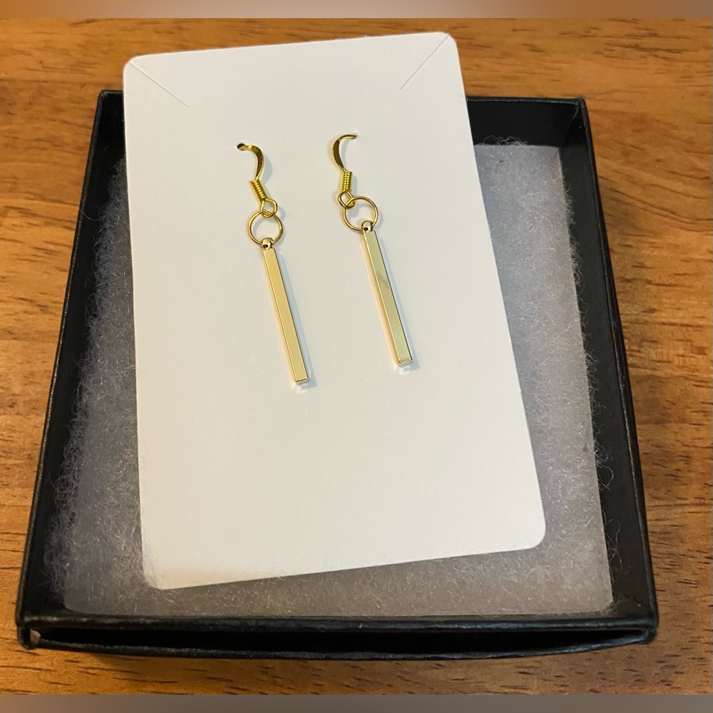 NEW Gorgeous 18K Gold Plated bar charm earrings